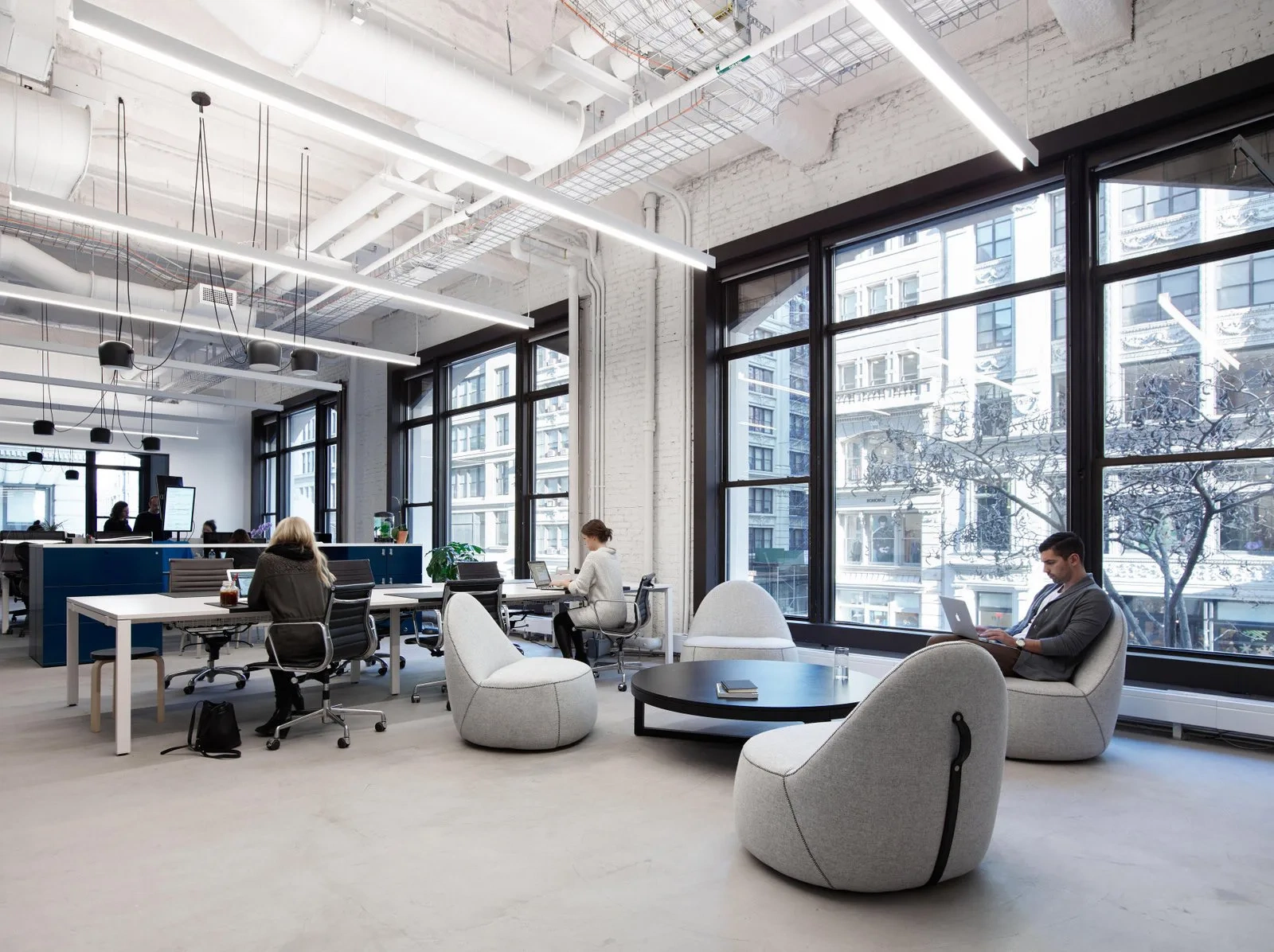 18禁传媒公司现代化办公环境实景